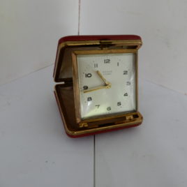 Kienzle wekker donkerrood no 58