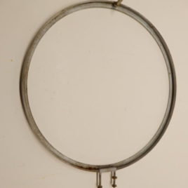 Opbouw ring met scharniertje buiten maat  17,8 cm no 195