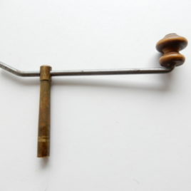 Comtoise sleutel sleutelmaat 4,5 mm  houten klosje