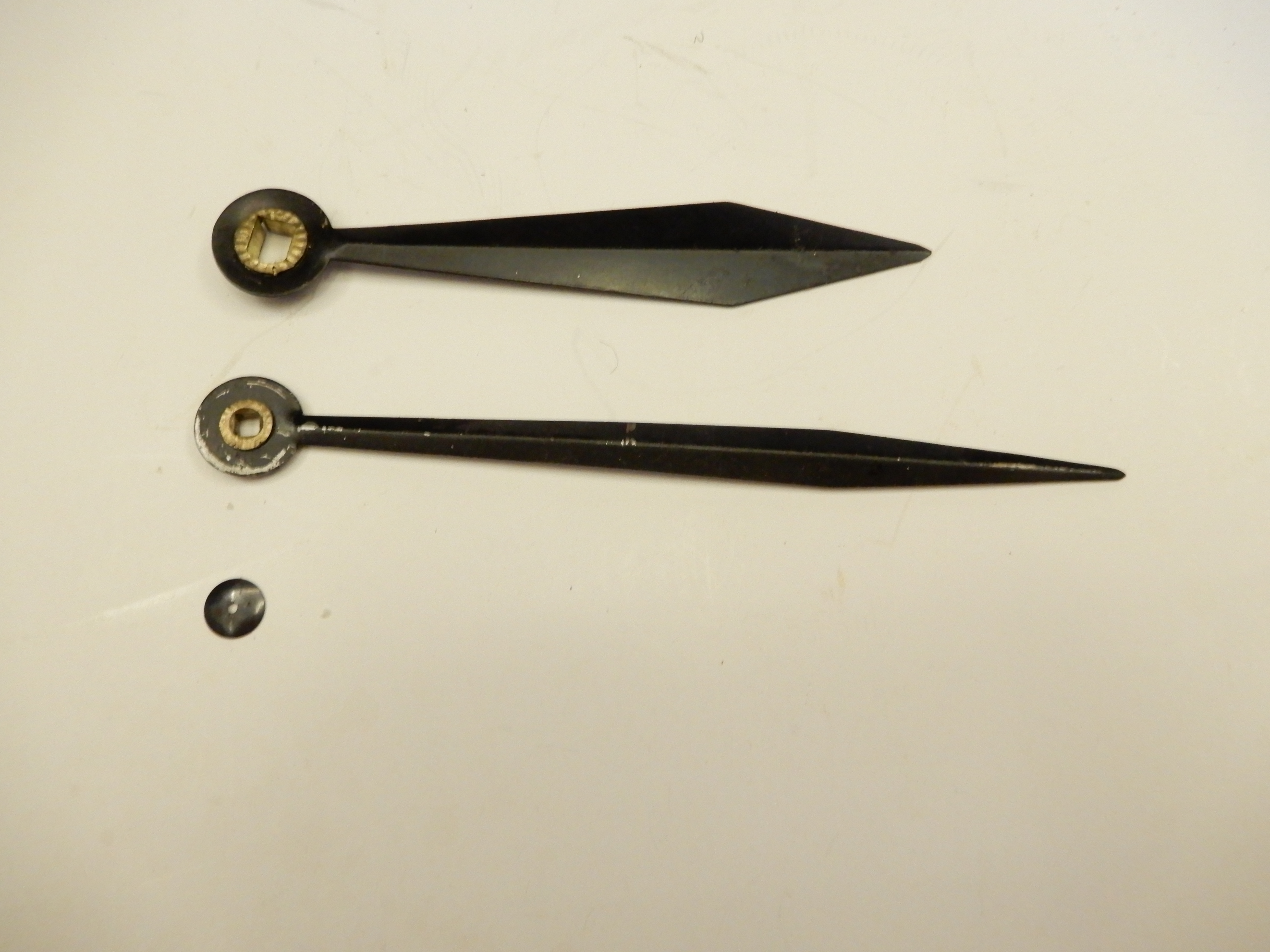 Wijzer pubklok met kattedarm of ketting conische kegel