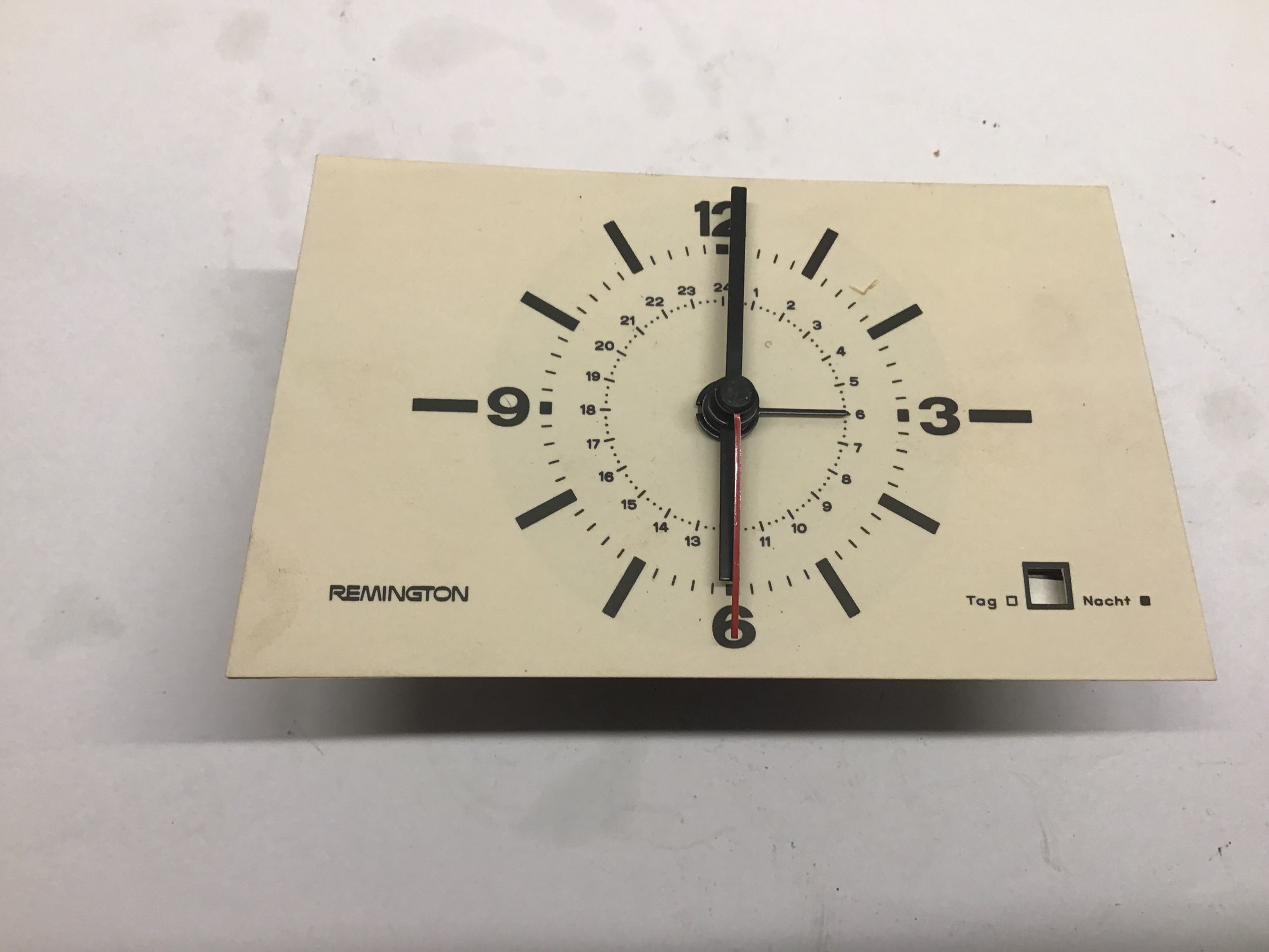 Remington elektrisch uurwerk met datum 11,5 x 7 cm