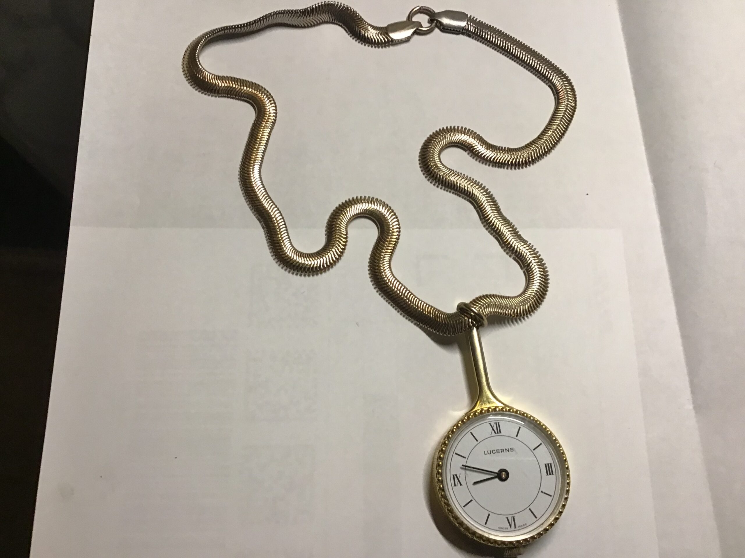 Damesklokje voor om de nek